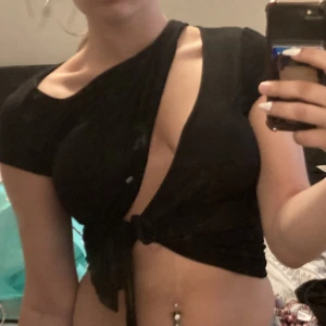 Topp - En topp som går att knyta på lite olika sätt (obs spegeln är smutsig ej plagget). Second hand men har själv aldrig använt den. 