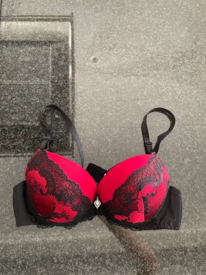 Bh  - Säljer denna då jag köpte den för några år sedan men aldrig använt den och nu är den förliten🖤Köptes från Shein❤️Väldigt mycket push-up🖤