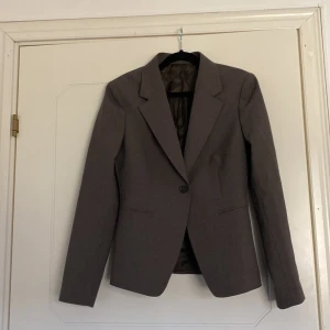 Kavaj från tiger of Sweden  - Grå/brun kavaj från tiger of Sweden  Säljer pga för stor 