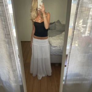 Vit långkjol - Säljer denna vita långkjol, köpt på Azorerna. Har använt den en gång så den är i bra skick. Köp direkt för 350. Har du någon fråga är det bara att höra av sig🫶🏻