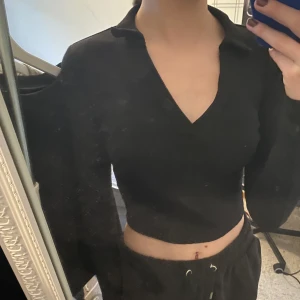 Svart topp med krage - Svart topp med v-ringning och krage. Superfin men kommer inte till användning🫶🏼
