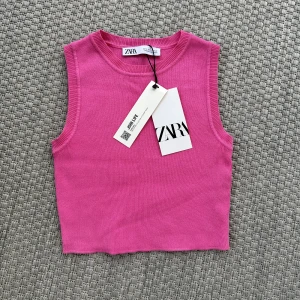 Topp från zara - Superfin stickad topp från zara. Oanvänd med lappen kvar. Säljer få den inte kommit till användning.