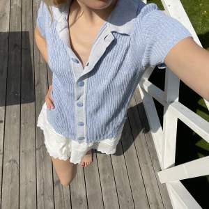 Jätte fin ljusblå somrig tröja.🩷🌸💙 Snygg till kjol på sommarn! Från Samsoe Samsoe därav väldigt bra kvalitet, köpt för ca 600kr
