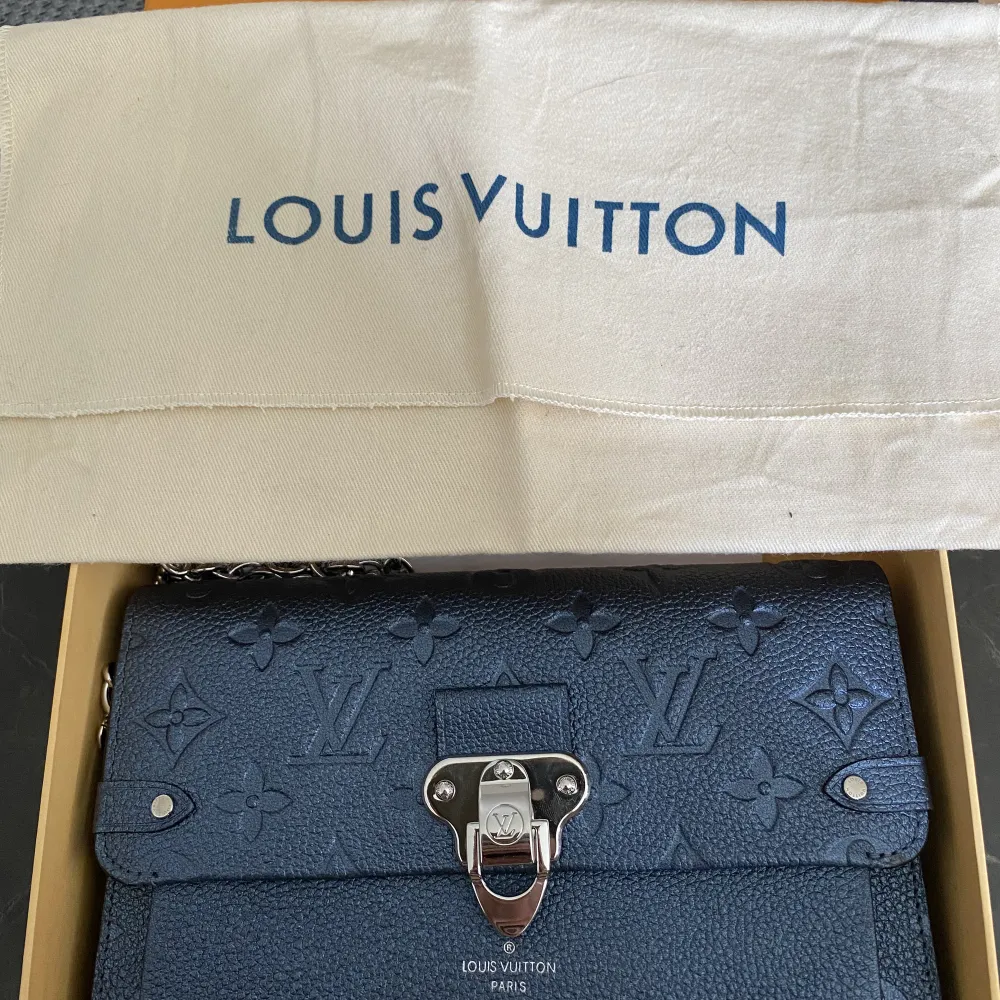 Säljer min LV chain wallet Modell: Louis Vuitton Monogram Empreinte Vavin Chain Wallet Inköpt på Louis Vuitton’s hemsida förra året. Medföljer kvitto, box och dustbag.. Väskor.