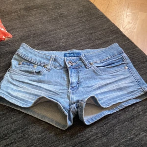 Jätte söta shorts - Fina lågmidjade jeans shorts till sommaren! Midjemått:36 cm, längd: 21 cm!