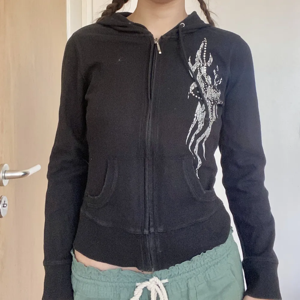 Y2k hoodie med rhinestones på från Romeo & Juliet Couture. Strlk L men snarare S. Vissa rhinestones är av. . Hoodies.