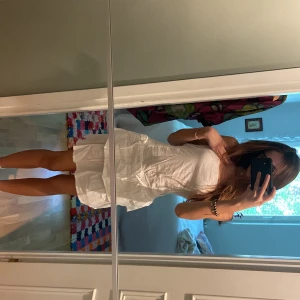 Vit sommarklänning!! - Jätte söt vit strapless sommarklänning som är perfekt till avslutning/student❣️☀️