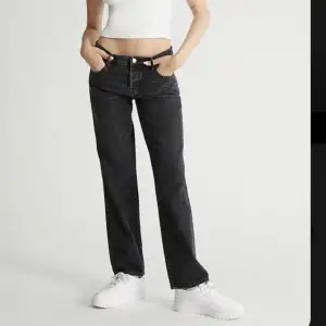 Lågmidjade jeans från Zara. Super snygga och utan defekter. Skriv för fler bilder🌼