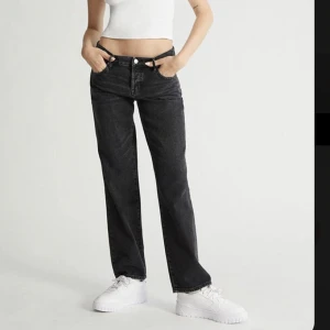 Lågmidjade jeans  - Lågmidjade jeans från Zara. Super snygga och utan defekter. Skriv för fler bilder🌼