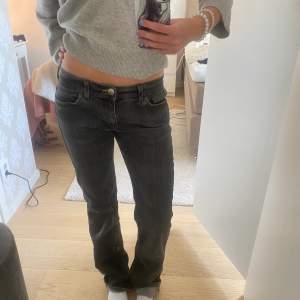 Jätte fina mörkgråa jeans som är helt oanvända!! Midjemått : 84cm Innerbenslängden: 84cm ‼️tryck EJ på köp nu‼️