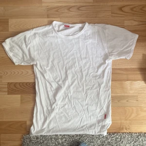 Newbody vit tshirt - Straight up en vit tshirt Stl. S. 100% bomull. 