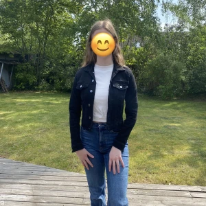 Svart jeansjacka - Svart kortare jeansjacka från H&M, två bröstfickor o även två vanliga fickor, två knappar längst ner på ärmarna så att man kan knäppa ihop vid handlederna, fint skick, storlek 36 men liten i storleken så skulle mer säga att den är en 34:a
