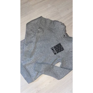 Hoodie  - DirtCult hoodie i fint skick, storlek S, snörena är borta från luvan💕