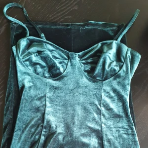 Sammetklänning - Storlek M, men passar M & L. Använd en gång, köpt på Nelly. Grön. 