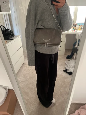 ZADIG VOLTAIRE GRÅ SUEDE BAG - Grå Suede Bag i mocka från Zadig som är sparsamt använd med lite missfärgning på baksidan. Sälj inte längre!🙌🏼🙌🏼 Nypris: ca 3000 kr. PRIS KAN DISKUTERAS💞