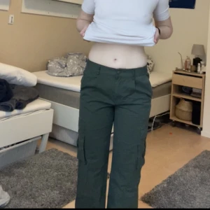 Cargobyxor - Gröna cargobyxor från Madlady  Midwaist  Storlek 36 Aldrig använda 