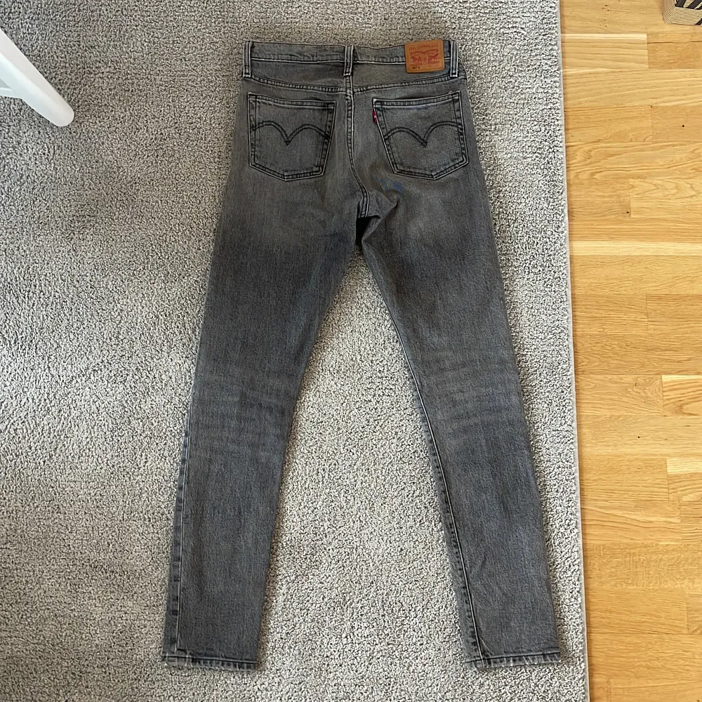 Grå Levis jeans modell 501 vintage. Storlek   W27 L32. Passar en S.. Jeans & Byxor.