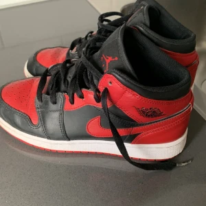 Jordans!🤩 - Jag säljer mina Jordans. Dom är hela och i fint skick. Tvättat av dom så dom är fräscha. Jag säljer dem för att dem har blivit lite små, storleken är 37,5. Jag tycker dem är jättefina! Ni får ge bud. Jag  tar det högsta budet!