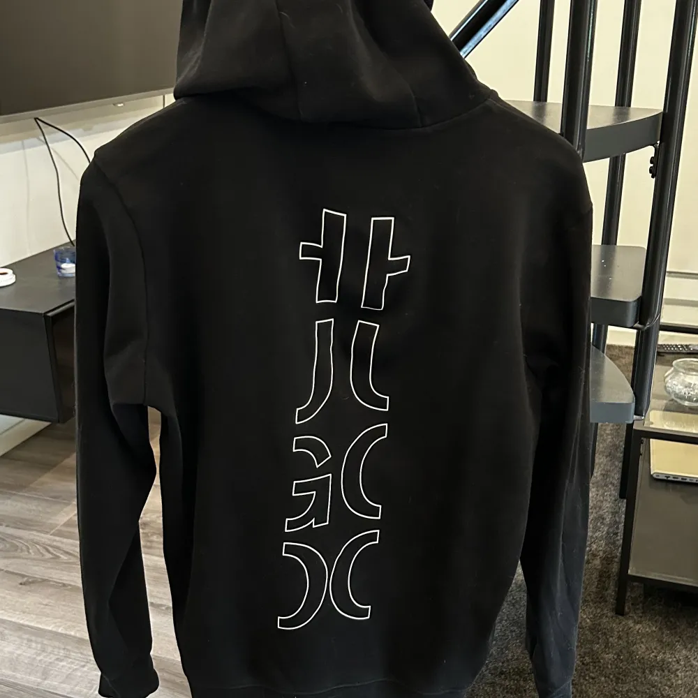 Säljer min svarta Hugo Boss Zip hoodie i storlek S. Endast använd cirka 10 gånger då den är något stor för mig. Den passar S/M. Hoodien är i nyskick och kostade över 2000kr. Den går inte att köpa längre då det var en limited edition. . Hoodies.