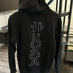 Säljer min svarta Hugo Boss Zip hoodie i storlek S. Endast använd cirka 10 gånger då den är något stor för mig. Den passar S/M. Hoodien är i nyskick och kostade över 2000kr. Den går inte att köpa längre då det var en limited edition. 