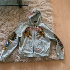 Ed hardy hoodie - Ed hardy hoodie köpt på urban outfiters för 1000 kr. Storlek S men sitter som en M. Inte så använd och inga skador. Kan gå ner i pris 