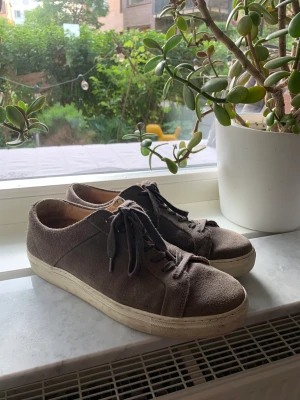 Skor H&M sneakers  - Storlek 44, bruna mocka skor 