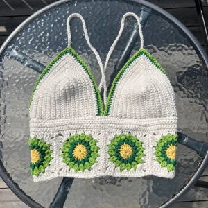 Virkad topp  - Tar beställningar på dessa underbara somriga toppar! Du väljer själv både färger och storlek. Beställ genom att kontakta mig här på Plick!☘️🫶🏻OBS! Exemplaret på bilden säljs ej
