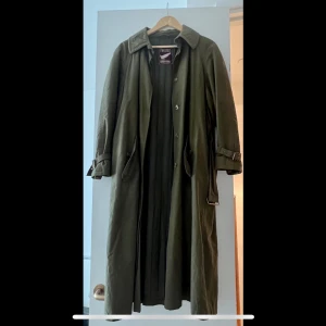 Grön lång kappa - Lång kappa, som helt ny, militärgrön