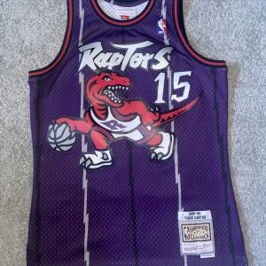 Basketlinne stl.S Toronto raptors Carter swingman jersey - Swingman jersey från Mitchell & Ness - Toronto raptors 1998-1999   Storlek S  Carter nr.15  I fint skick utan skavanker 