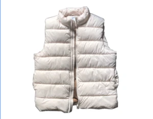 Asos väst - Vit Asos väst. Det är en tjock ute väst. Storlek M. Väldigt bra skick, inga skador och nytvättad. Modellen är 176cm