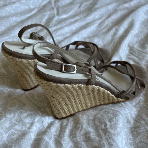 Klackskor  - Jättfina klackskor i storlek 39, 9 cm  höga💕Bara att skriva om ni undrar något/vill ha mer bilder💕