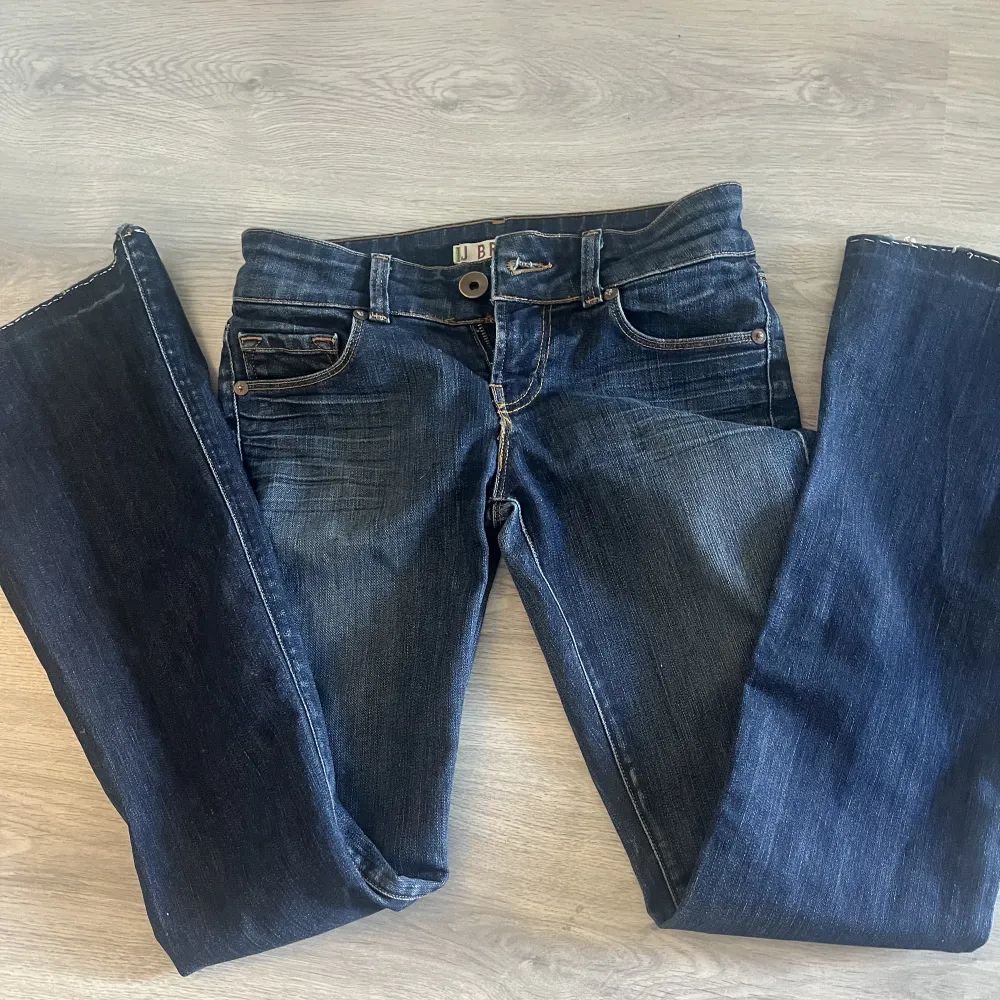 Lågmidjade bootcut jeans från J-brand, originalpris: ca 1800kr Säljer då de är för små för mig. Strl: 24 (XS) midjemått: 32cm, Innerben: 77cm De har dåliga sömmar i benöppningen  . Jeans & Byxor.