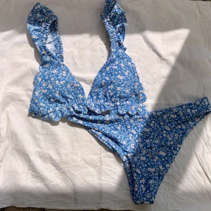 Bikini  - Supersöt blommig bikini med volanger. Toppen går att justera där back. Endast testad. 💙