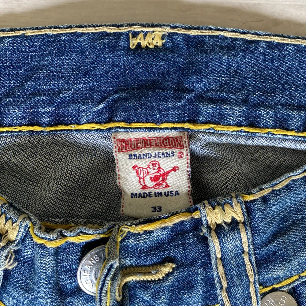 True Religion Jeans säljer pågrund av de inte kommer till användning. Utmärkt skick 9/10. Jeans & Byxor.