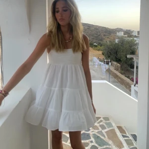 Vit klänning  - Jättesöt klänning från Zara, helt oanvänd med lappen kvar!!!💗kan släppa för 250kr plus frakt vid snabb affär