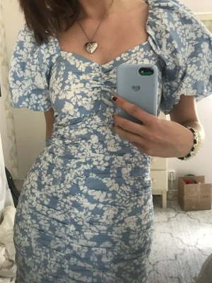 Sommarklänning - Klänning från Gina tricot med puffiga ärmar, jättesöt till sommaren <3 jag bär vanligtvis s i klänningar och är 174 lång, tryck på köp nu!