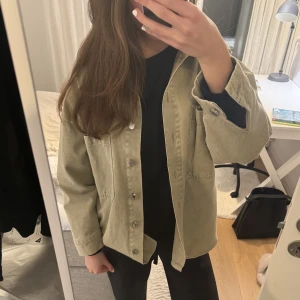 Overshirt - Oversize overshirt från Zara med fickor. Storlek XS. Använd några få gånger.