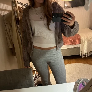 Brungrå stickad zip-up - Supersnygg stickad zip-up tröja i en jättefin färg🐆💓