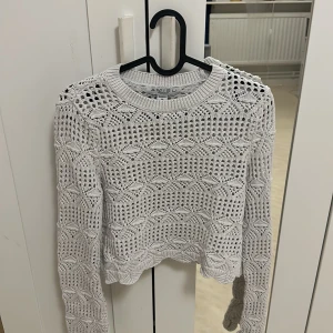 Vit stickad tröja  - En vit stickad tröja som knappt har använts. 