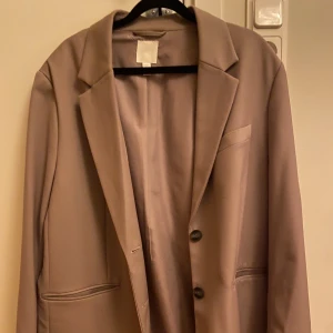 Blazer  - Storlek M, smutsrosa. Använd endast en gång :)