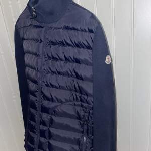 Hej säljer nu min helt oanvända moncler cardigan. Den är i navy blue färg och är i storlek S. Det är en helt perfekt 1:1 kopia med fungerande qr kod och fungerande NFC scan. Den är som sagt helt oanvänd, helt ny. Skriv till mig för fler bilder och info.