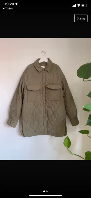 Vinterjacka - Vinterjacka köpt på hm i en grönbeige/oliv färg. Perfekt nu när det börjar bli kallare