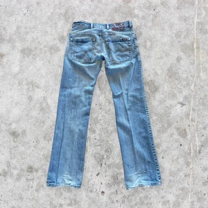 Vintage BLEND 2000-tal jeans - Ett par fräna vintage jeans från 2002, av märket Blend. Bra material och i fint skick. Lite slitna nere vid hälarna men det ger en snygg look. 📏midjemått 40 cm & längd 104 cm 💫