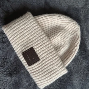 Intresse koll acne mössa - Bra skick och har knappt använt!💗💗🤝den är beige vit rosa i färgen, köpte den på plick för 1050