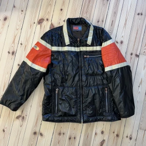 Diesel jacka - En skitnice jacka från Diesel. Oversized lite biker vibes. Svart orange och typ beige. Väldigt skön men har 778 andra jackor så måste sälja några :/ 