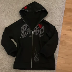 Rhinestone fullzip hoodie - Nu säljs min älskade rhinestone fullzip hoodie pga jag bytt stil. Den är storlek S och pris kan som alltid diskuteras😄