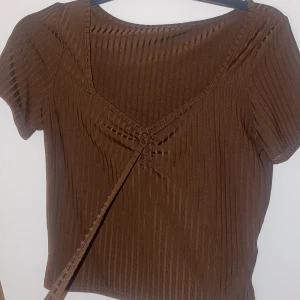 brun topp / tröja  - Hej, jag säljer denna från SHEIN. Den är i bra kvalite ❤️ Hör av dig om mer frågor