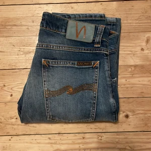 Nudie jeans slim - Jeansen är i väldigt bra skick! Den har inga skador och den har jättefin färg. Tveka inte att höra av om någon fråga.