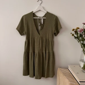 Olivgrön stickad klänning Xs - Säljes!