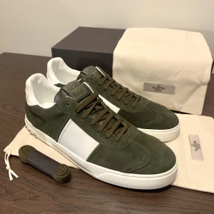 Valentino Flycrews - Vid köp av dessa sjukt snygga Valentino Flycrews ingår följande: original box, två dustbags (originela), extra skosnören (originela), allt og medföljer alltså! Alla nitar är självklart kvar och dessa skor är sprillans nya, skick 10/10. Passar 45-45.5